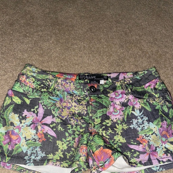 Women’s Shorts - Picture 1 of 4
